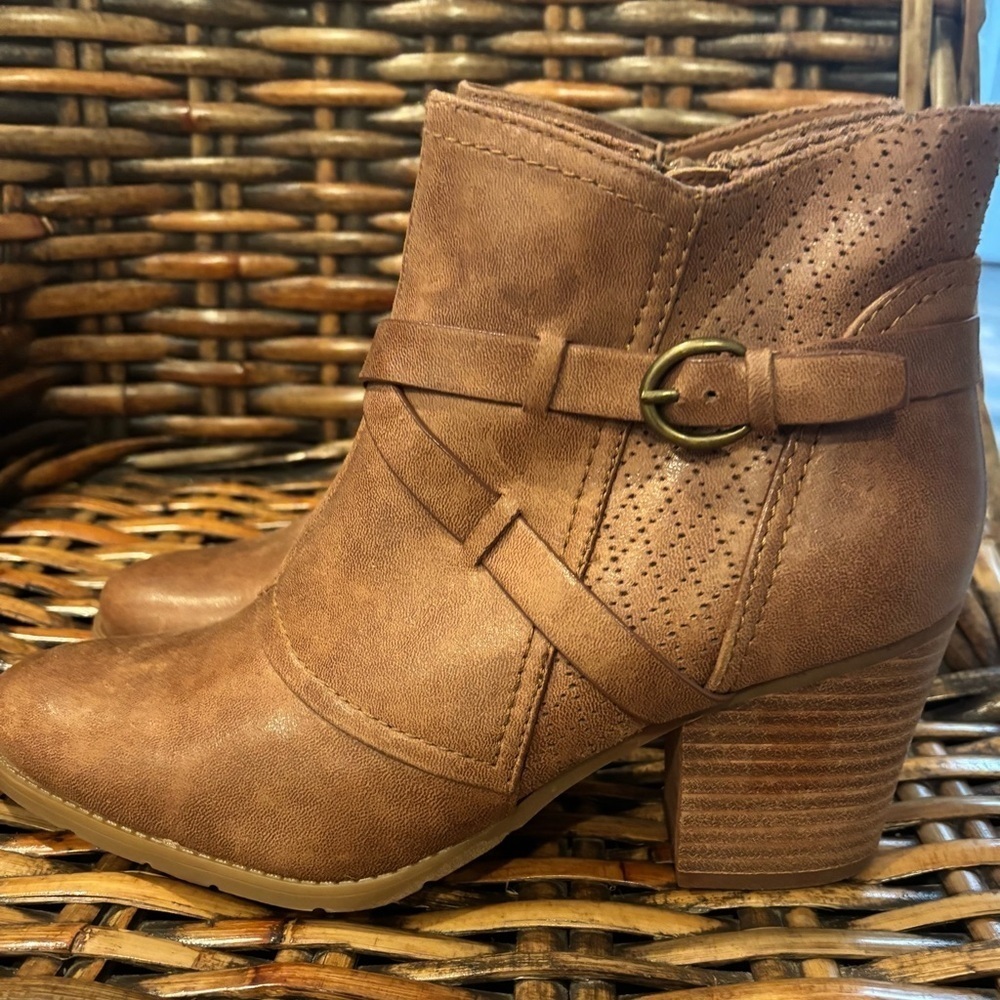 BareTraps  Launa Bootie Tan Ankle Boots with Strap Detail, Zip Up size 10.5 - Picture 6 of 11